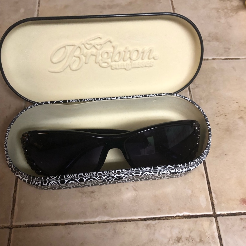 🌴💜Sunglasses in Brighton Tin Box- 694 $35 or $30 w/offer